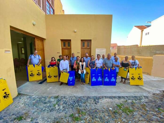 Una quincena de representantes vecinales recibió estos recipientes / TA